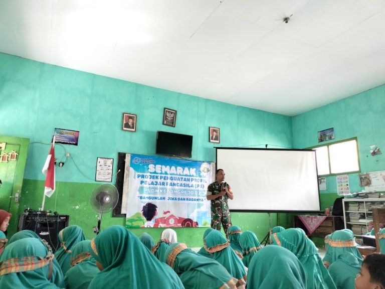 Upaya Humanis Babinsa Kedungrejo Tanamkan Jiwa Patriotisme Melalui Wasbang di SDN Kedungrejo 02