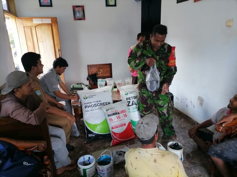 Sinergi Babinsa dan BPP Desa Sukorejo Beri Pendampingan Uji Tanah oleh Petrokimia Gresik untuk Ketahanan Pangan Berkelanjutan