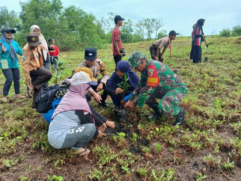 Tiga Pilar Bulurejo dan Komponen Masyarakat Gelar Penghijauan di Karamenjangan