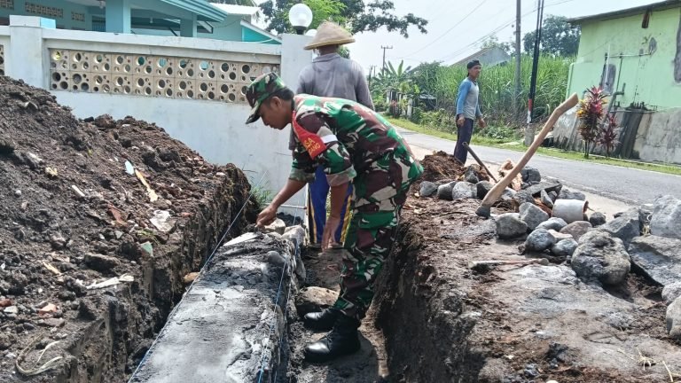 WujudkanFasilitas Belajar, Babinsa Bodang Bantu Pembangunan Pondasi Ruang Kelas PonpesTashilul Falah