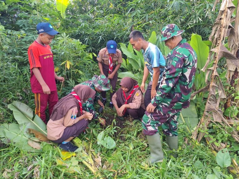 Aksi Hijau diDesa Kutorenon: Babinsa dan Warga Tanam Sukun di Area Sungai Pelosoan