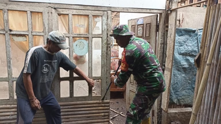 Upaya Komsos Babinsa Tunjung Bantu Renovasi Rumah Warga Binaan