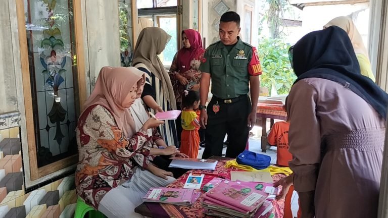 Sinergi Babinsa dan Bidan Desa Wates Kulon Tingkatkan Monitoring Kesehatan Balita di Dusun Curah Kates