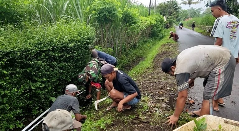 Bangun Kegotongroyongan, Babinsa Tegalciut Bersama Warga Bersihkan Selokan dan Jalan Dusun Karang Tengah