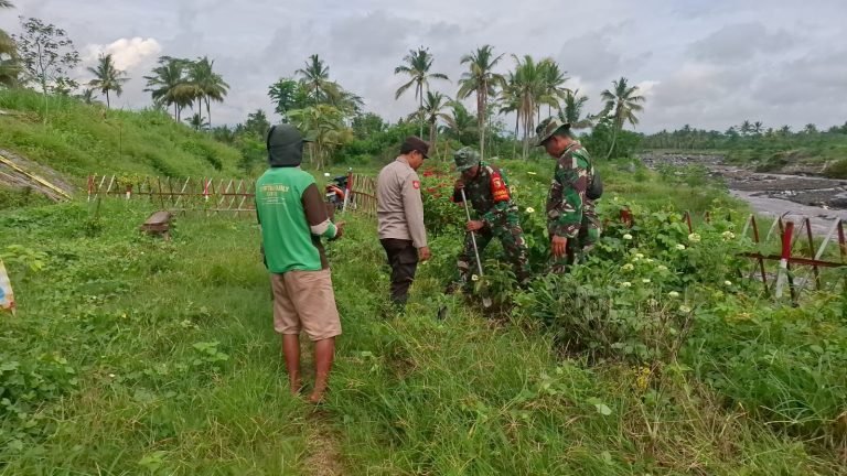 Gerakan Lingkungan: Babinsa Kloposawit Turut Andil dalam Tanam Pohon Buah di Bantaran Sungai Mujur