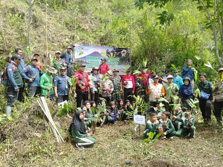 Peran Strategis Babinsa Pronojiwo dalam Mendukung Pelestarian Kawasan TNBTS melalui Penanaman Pohon