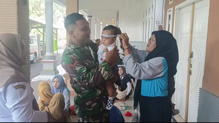 Kopda Johan Aryo Afandi Dampingi Posyandu, Wujud Kepedulian TNI terhadap Kesehatan Masyarakat Kopda Johan Aryo Afandi Dampingi Posyandu, Wujud Kepedulian TNI terhadap Kesehatan Masyarakat
