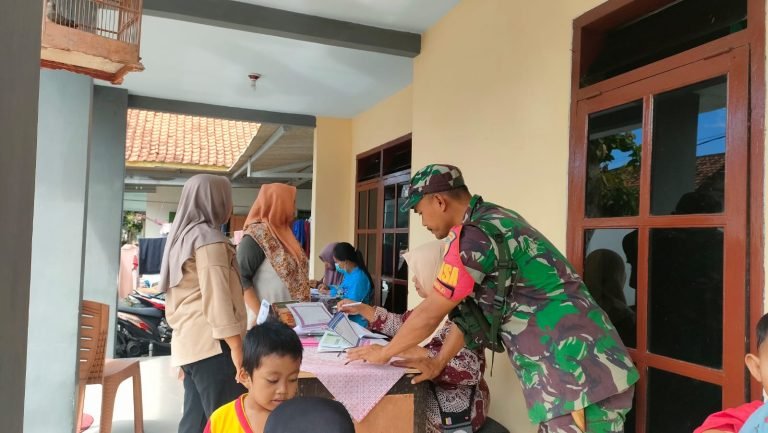 Peran Aktif Babinsa Kedungrejo dalam Pendampingan Imunisasi Balita di Posyandu Flamboyan Peran Aktif Babinsa Kedungrejo dalam Pendampingan Imunisasi Balita di Posyandu Flamboyan