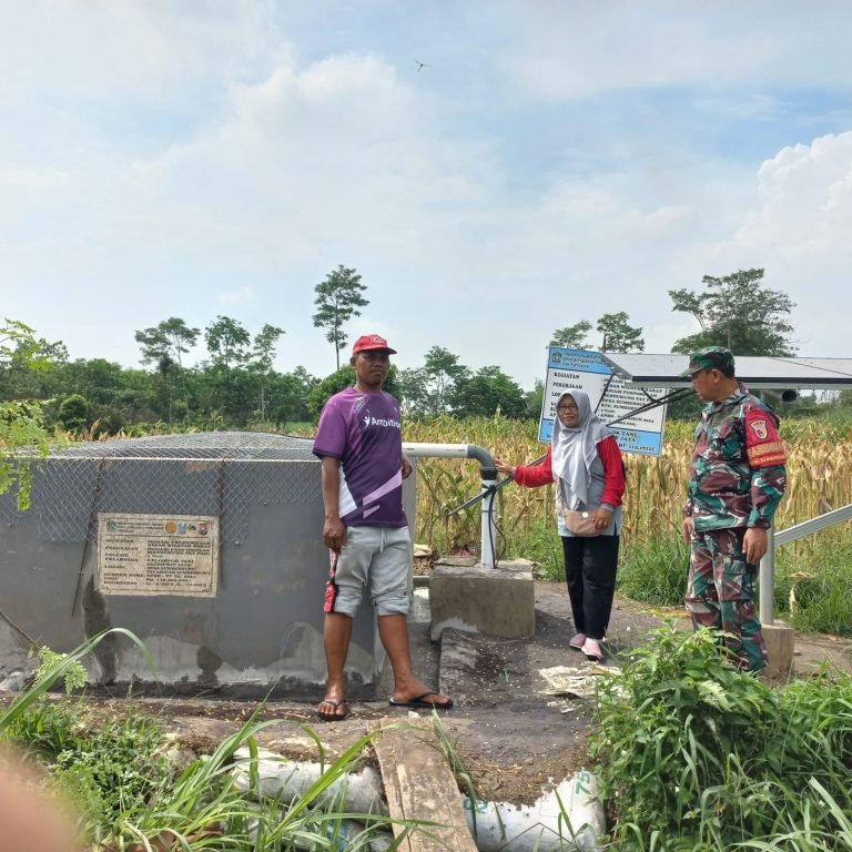 Upaya BabinsaSumbersuko, Pastikan Irigasi Lancar di Lahan Pertanian Kelumprit Jaya Makmur Upaya BabinsaSumbersuko, Pastikan Irigasi Lancar di Lahan Pertanian Kelumprit Jaya Makmur
