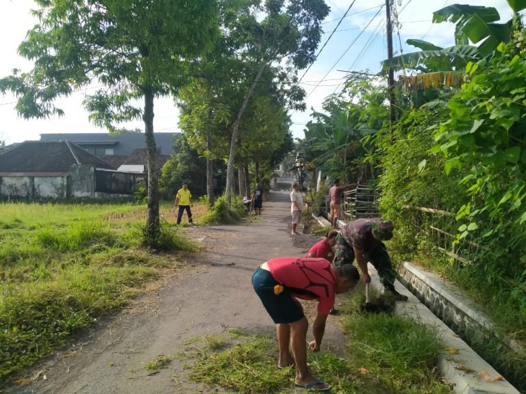 Bersama Warga, Babinsa Blukon Gotong Royong Kerja Bakti untuk Lingkungan Bersih