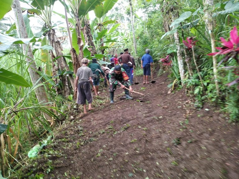 Babinsa Bedayu Talang Bersama Warga Gotong Royong Lebarkan Jalan Setapak