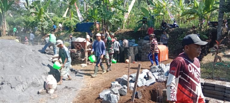 KebersamaanBabinsa Pakel dan Warga dalam Karya Bakti Pembangunan Musala As’uniah KebersamaanBabinsa Pakel dan Warga dalam Karya Bakti Pembangunan Musala As’uniah