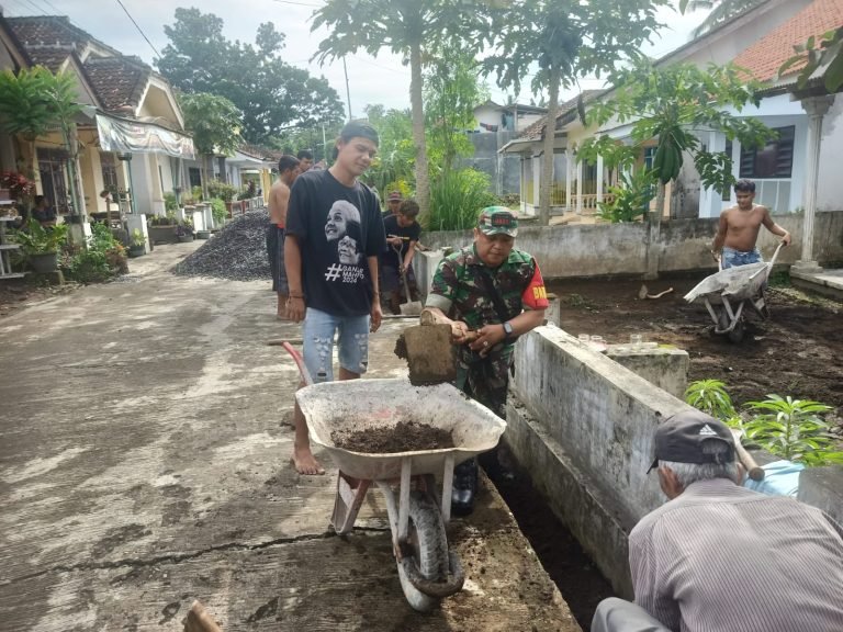 Bersama Babinsa, Pemuda dan Warga Dusun Manggisan Bergerak untuk Lingkungan Sehat