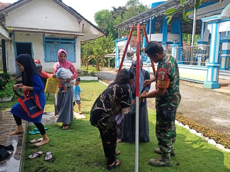 Monitoring Posyandu, Kolaborasi Babinsa dan Bidan Desa Kalijeruk Jaga Kesehatan Anak Sejak Dini Monitoring Posyandu, Kolaborasi Babinsa dan Bidan Desa Kalijeruk Jaga Kesehatan Anak Sejak Dini