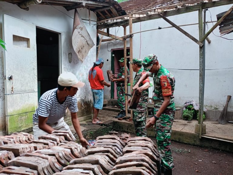 Menjalin Kebersamaan, Babinsa Jenggrong dan Warga Bersinergi Renovasi Rumah Warga Menjalin Kebersamaan, Babinsa Jenggrong dan Warga Bersinergi Renovasi Rumah Warga