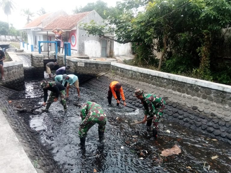 Cegah Banjir,Babinsa Selok Anyar dan Warga Bersihkan Sungai Dusun Kali Dilem Cegah Banjir,Babinsa Selok Anyar dan Warga Bersihkan Sungai Dusun Kali Dilem