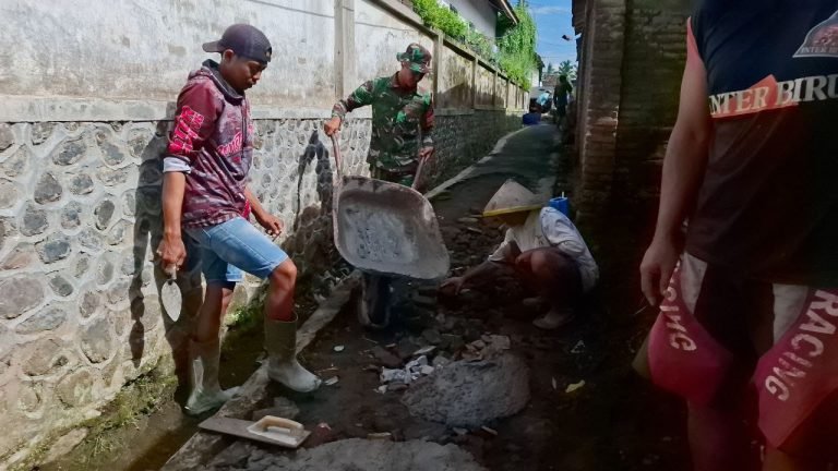 Gotong Royong Pengecoran Jalan, Babinsa Kloposawit Pererat Kebersamaan dengan Warga