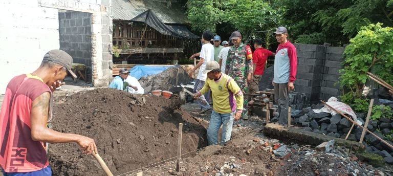 Wujud Kepedulian, Babinsa Tempeh Lor Bantu Bangun Rumah Warga Tak Mampu
