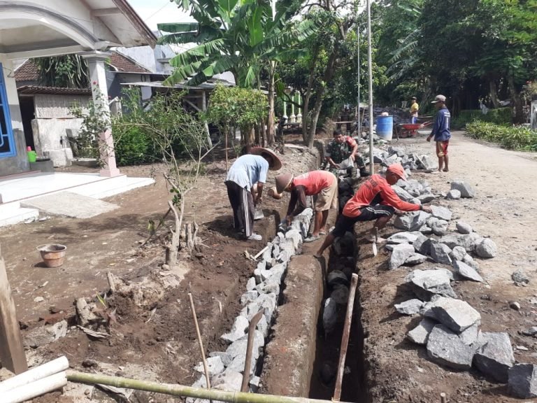 Dukung Pembangunan Desa, Babinsa Darungan Kawal Proyek Drainase di Dusun Krajan