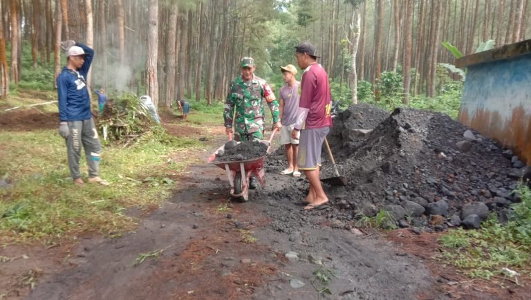 Transformasi Infrastruktur: Babinsa Sidomulyo dan warga Bekerja Bersama Bangun Jalan Rabat Beton