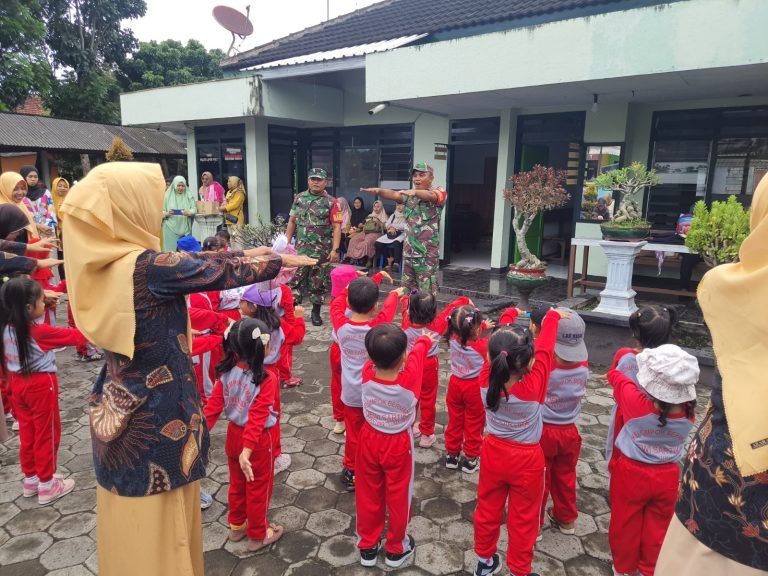 Mengenal Lebih Dekat Dengan TNI, Paud KB Dewi Sartika Kunjungi Koramil Sukodono