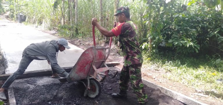 Dukung Infrastruktur Desa, Babinsa Kenongo Dampingi Pengecoran Jalan Rabat Beton