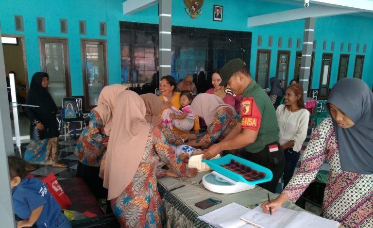 SinergisitasBabinsa Banyuputih Lor Dampingi Bidan Desa dalam Kegiatan Posyandu