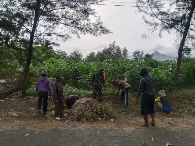 Peran Serta Babinsa Bago Bersama Warga Gotong Royong Bersihkan Jalan Menuju Pantai Bambang