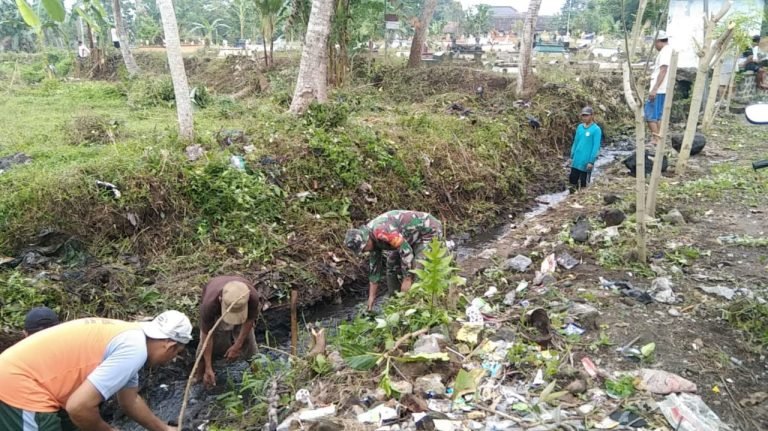 Kebersamaan Terjalin, Babinsa Tumpeng Bersama Warga Kerja Bakti Pembersihan Parit