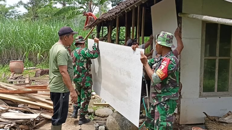 Wujud Kepedulian, Babinsa Sawaran Kulon Gotong Royong Renovasi Rumah Warga
