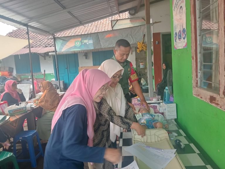 Babinsa Ditotrunan Dampingi Kegiatan Posyandu, Wujud Kepedulian terhadap Kesehatan Masyarakat