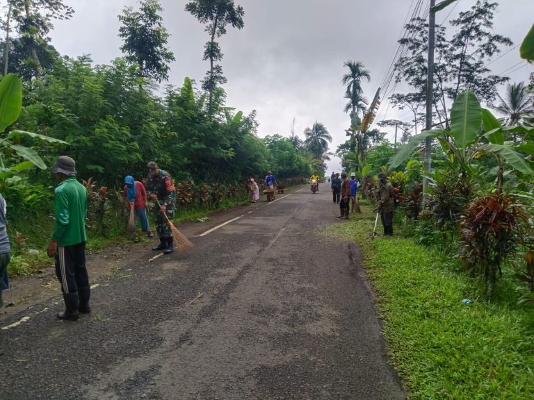 Sinergi Babinsa dan Masyarakat: Bersihkan Jalan dan Selokan Demi Lingkungan Nyaman