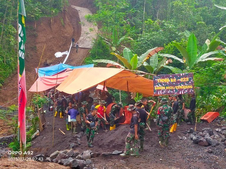TNI Bersama Warga Kebut Pengecoran Jalan di Desa Burno dalam TMMD ke-123
