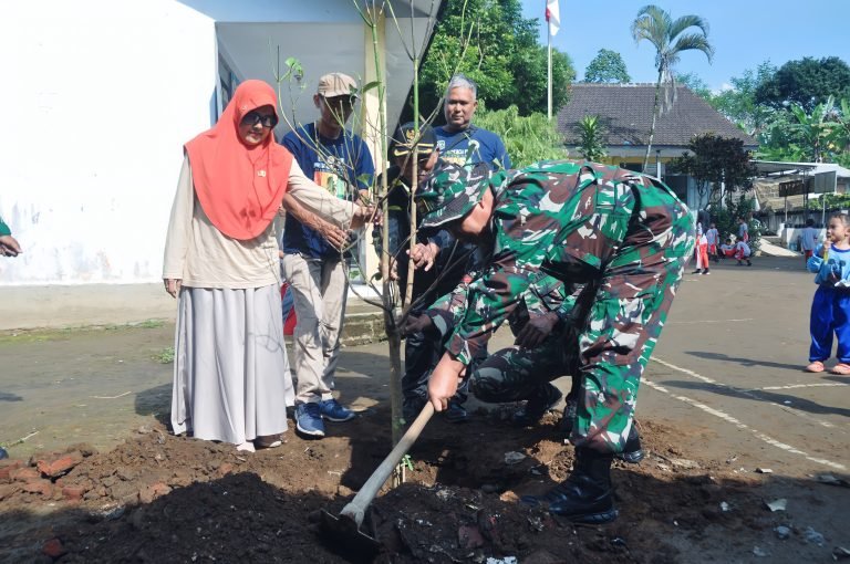 DLH Lumajang Dukung TMMD ke-123 dengan Penanaman Pohon di Desa Burno