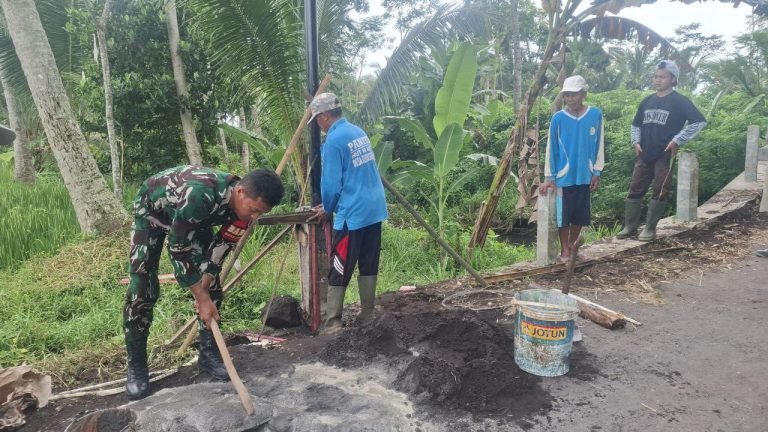 Wujud Kepedulian Babinsa Kloposawit, Bantu Pengecoran Penahan Tanah