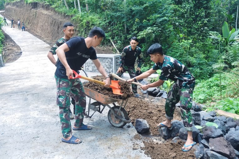 Satgas TMMD ke-123 Kodim Lumajang Rampungkan Pengecoran dan Lakukan Pemerataan Tanah di Desa Burno