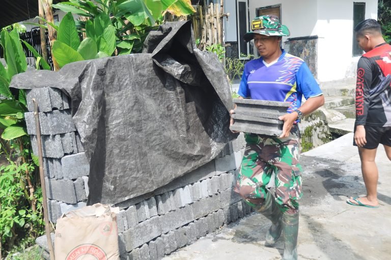 TNI-Polri Satgas TMMD ke-123 Kodim Lumajang Bangun Rumah Layak Huni di Desa Burno
