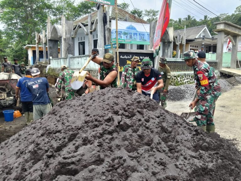 Sinergitas TNI-Polri dalam TMMD ke-123, Polres Lumajang Dukung Pembangunan di Desa Burno