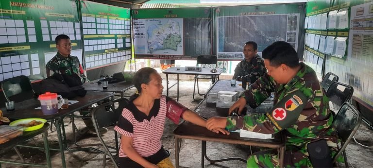 Satgas TMMD ke-123 Gelar Pemeriksaan Kesehatan Gratis untuk Warga di Desa Burno