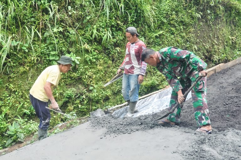 TNI Bersama Warga Percepat Pengecoran Jalan di Desa Burno dalam TMMD 2025