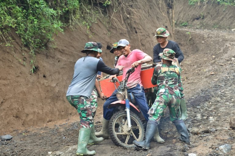 Semangat TakSurut, Personel TMMD Tetap Bekerja di Tengah Medan Sulit dan Cuaca Gerimis