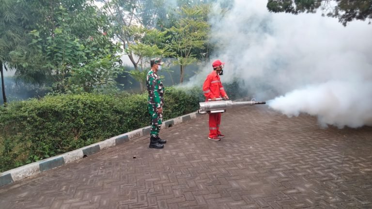 Peran Serta Babinsa Kebonsari Dampingi Puskesmas Kegiatan Fogging