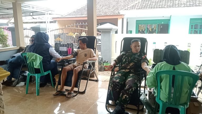 Membangun Kepedulian: Babinsa Kunir Kidul Ikut Serta Donor Darah di Wilayah