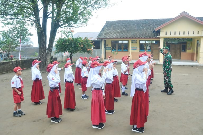 TNI Didik Generasi Muda: Satgas TMMD ke-123 Gelar Upacara dan Latihan Baris-Berbaris