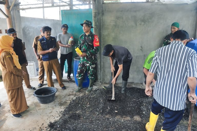 Tingkatkan Kemandirian Petani, TMMD ke-123 dan DKPP Lumajang Gelar Pelatihan Pembuatan Pupuk Organik di Burno