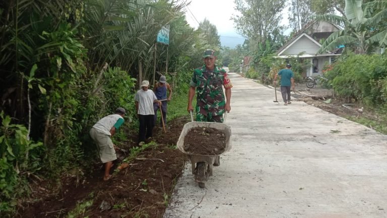 Pembersihan Drainase di Sidomulyo: Babinsa dan Warga Wujudkan Lingkungan Bersih