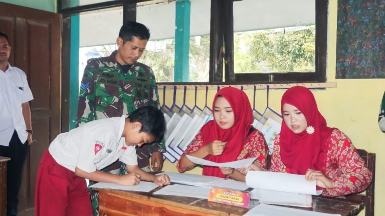 Edukasi SejakDini, Satgas TMMD dan Tenaga Medis Beri Penyuluhan Kesehatan di SDN 01 Burno