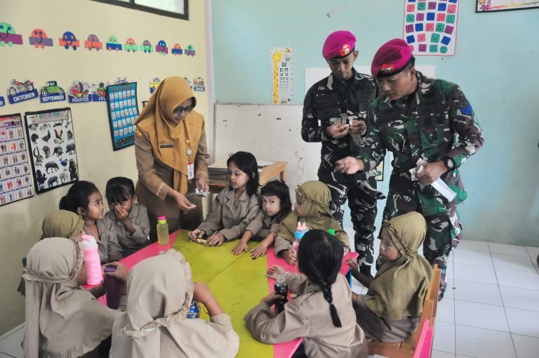 Satgas TMMD ke-123 Kodim 0821/Lumajang Bagikan Obat Cacing di TK Dharma Wanita Burno