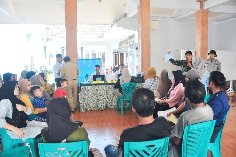 Disdukcapil Lumajang dan Satgas TMMD ke-123 Kodim 0821/Lumajang Gelar Pelayanan Administrasi Kependudukan