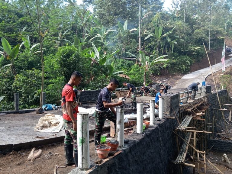 Satgas TMMD ke-123 Pasang Post Railing Pagar Jembatan di Desa Burno